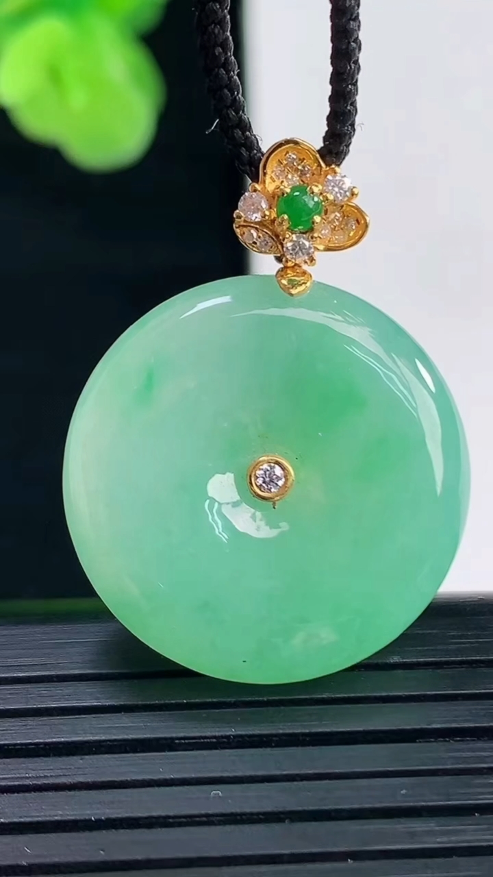 天然A货翡翠平安扣吊坠尺寸23.8-5.9重量:8.60g
4月11日