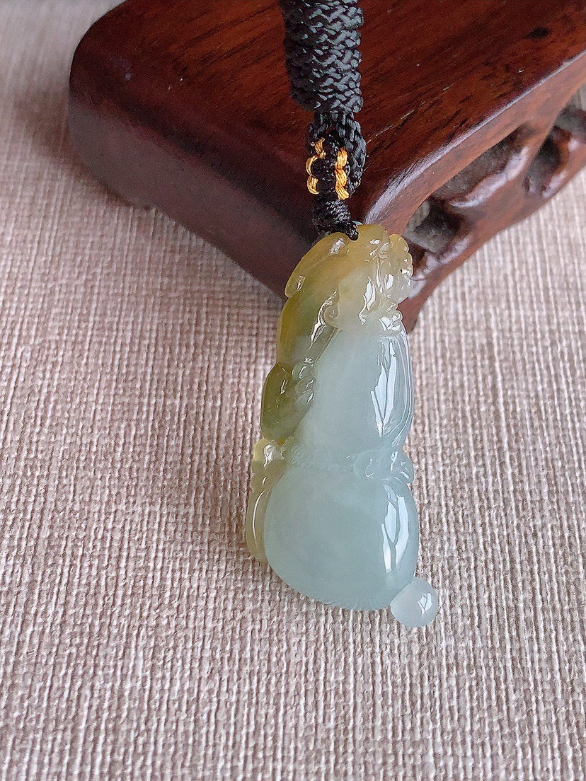 天然A货翡翠飘黄翡葫芦吊坠 
尺寸34.5-15-8.8mm 重量9.88g 0410