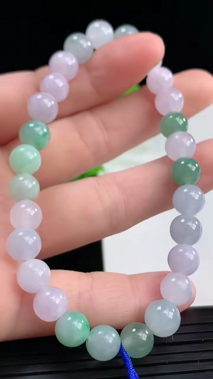 天然A货翡翠圆珠手串尺寸7.2-27颗重量:18.65g4月11日
工厂直销收藏佳品,种好水足，色泽均匀，有种有色，上手高大气！