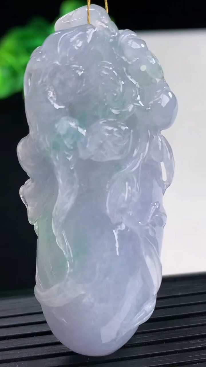 天然A货翡翠紫罗兰福瓜吊坠尺寸63.8-32.9-13.4重量:39.86g
4月11日