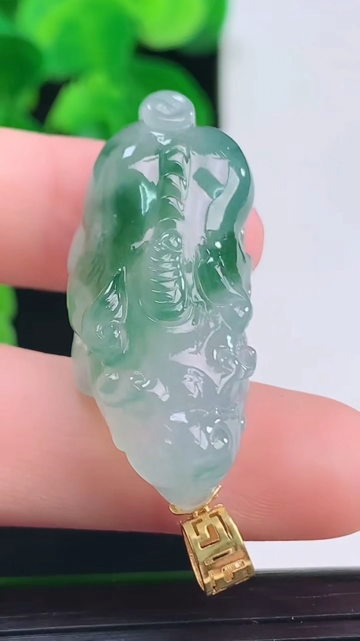 天然A货翡翠18K金飘花貔貅吊坠尺寸35.4-13.7-11.4重量:13.07g
4月11日