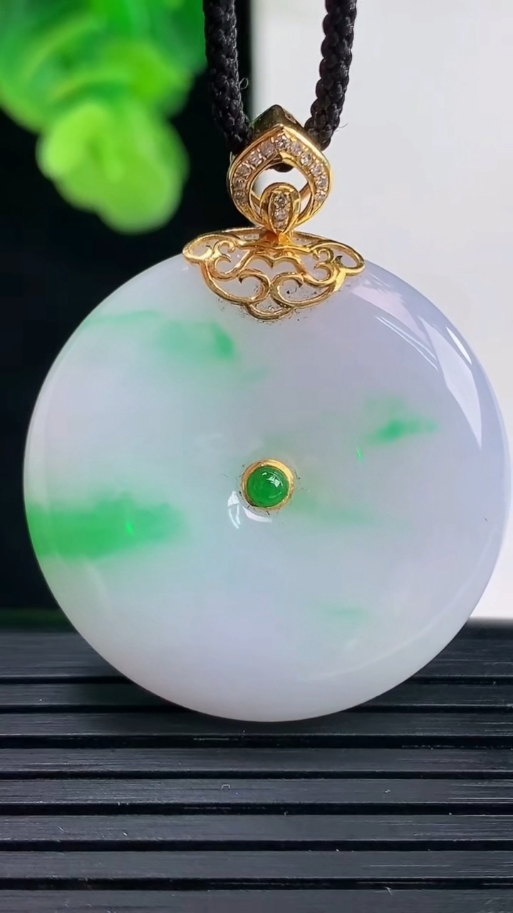 天然A货翡翠平安扣吊坠尺寸31.7-5.6重量:15.56g
4月11日