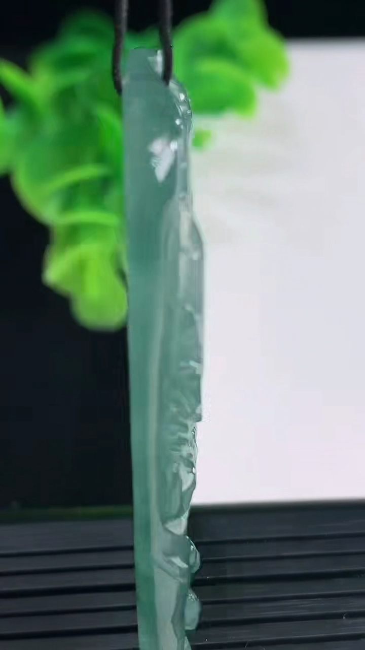 天然A货翡翠飘花龙牌吊坠尺寸54.2-33.3-5.3重量:20.25g
4月11日