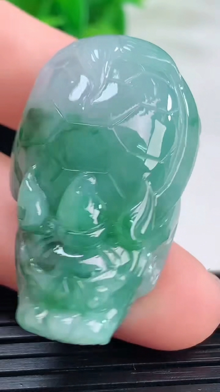 天然A货翡翠飘花龙龟吊坠尺寸39.2-13-11.6重量:19.65g
4月11日