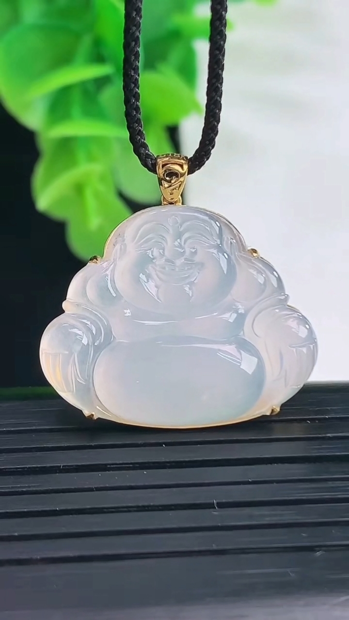 天然A货翡翠种白冰佛公吊坠尺寸21.2-26.4-3.8重量:4.40g
4月11日