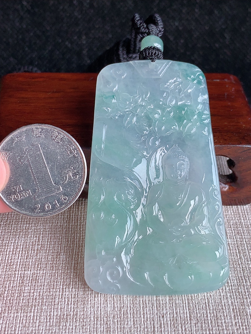 天然A货翡翠飘花大日如来吊坠 
尺寸65.8-38-5.3mm 重量36.46g 0410