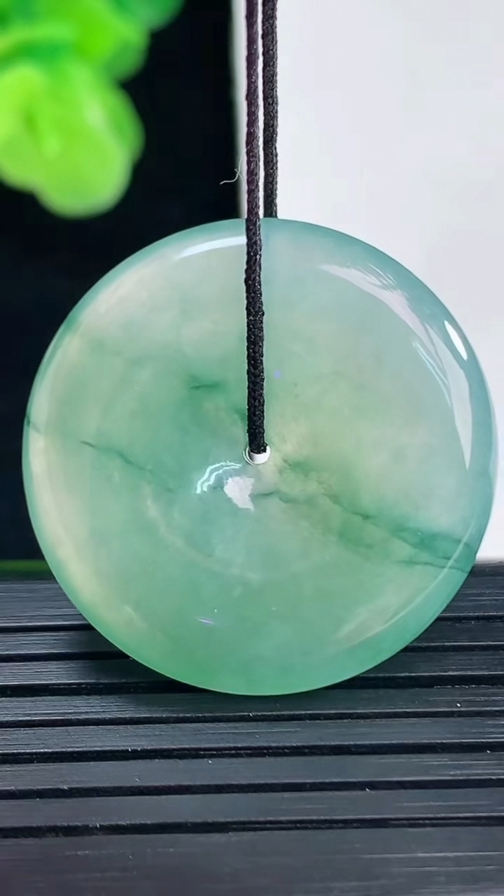 天然A货翡翠飘花平安扣吊坠尺寸28.5-5.2重量:9.59g
4月11日