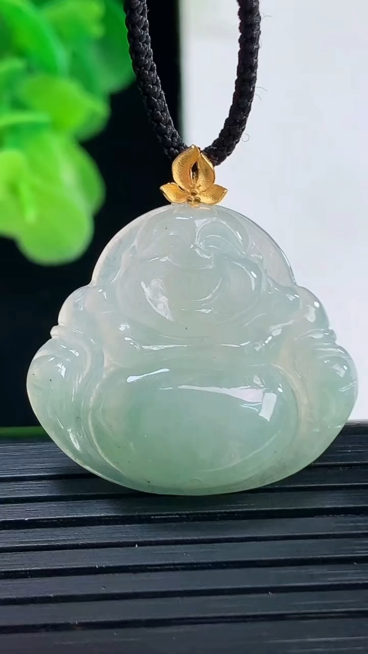 天然A货翡翠佛公吊坠尺寸30.2-28.4-5.3重量:5.52g
4月11日