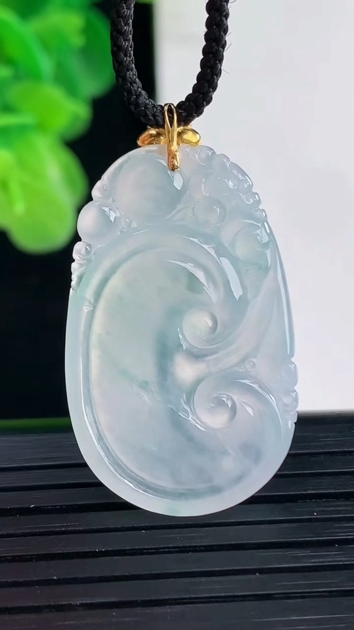 天然A货翡翠18K金飘花如意吊坠尺寸36.8-20.4-3.6重量:6.03g
4月11日