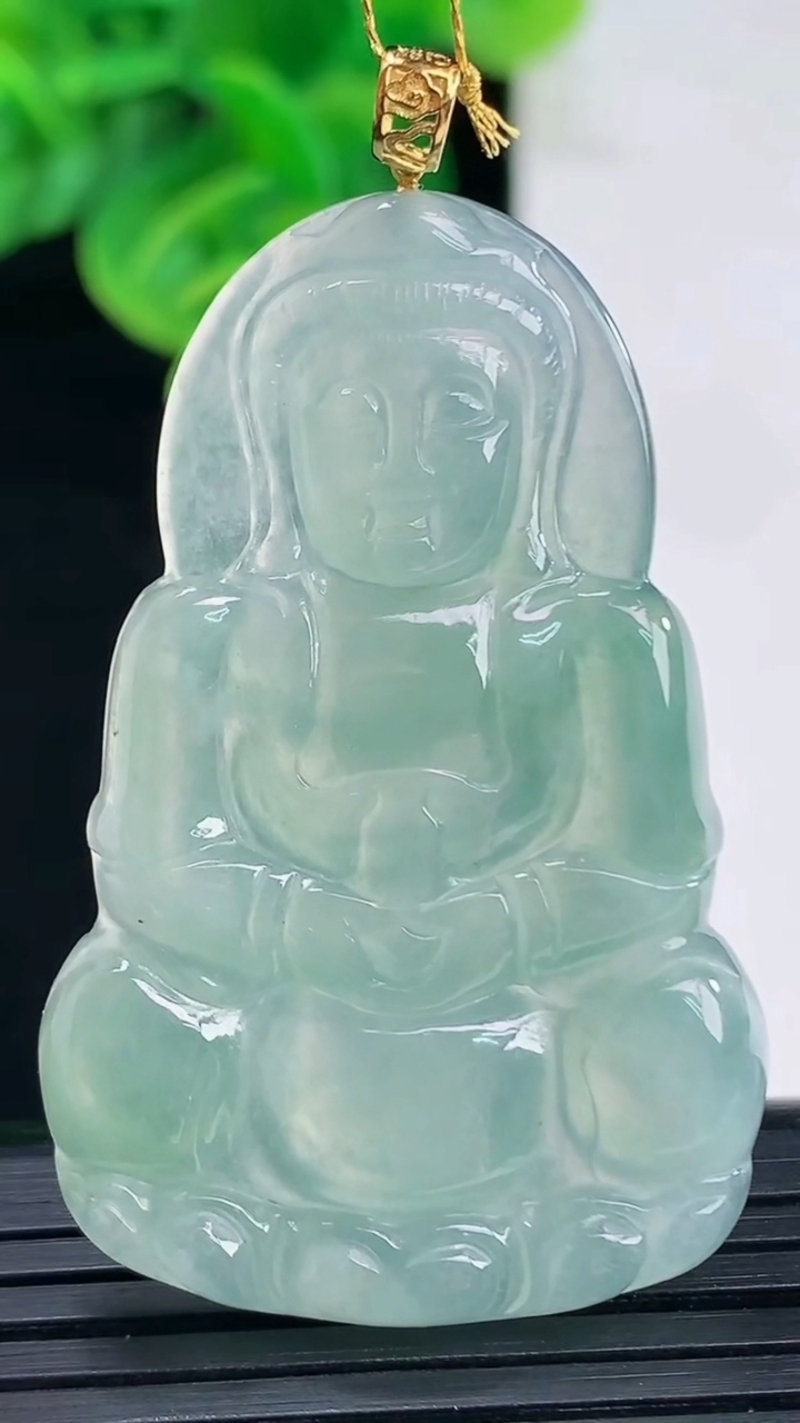 天然A货翡翠观音菩萨吊坠尺寸46.3-29.9-4.3重量:11.82g
4月11日
