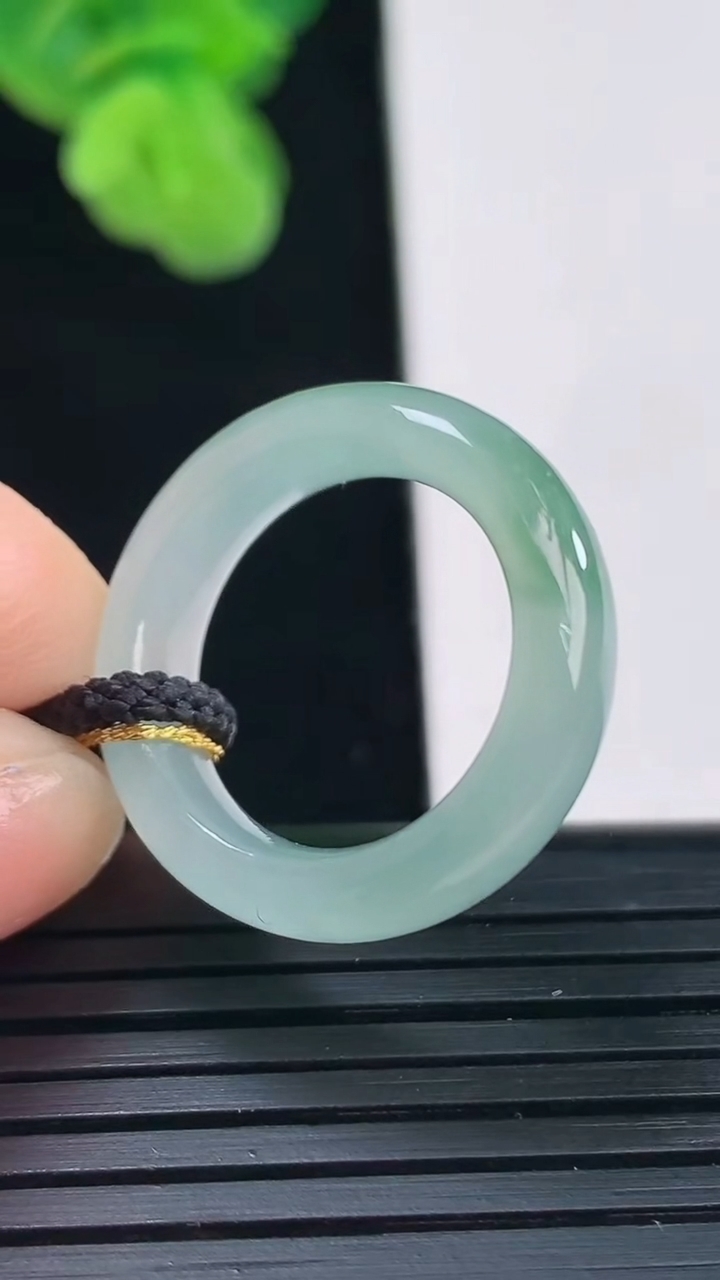 天然A货翡翠飘花指环戒指尺寸16.7-5.7-3.7重量:3.88g2026年4月11日
工厂直销收