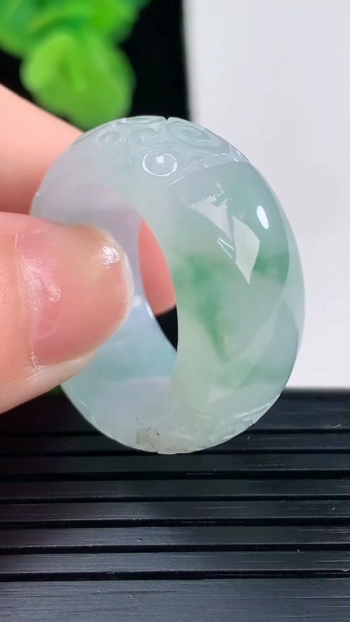 天然A货翡翠飘花雕花指环扳指尺寸19.4-11.6-4.7重量:11.73g2026年4月11日
工厂直销收藏佳品,种好水足，色泽均匀，有种有色，上手高大气！