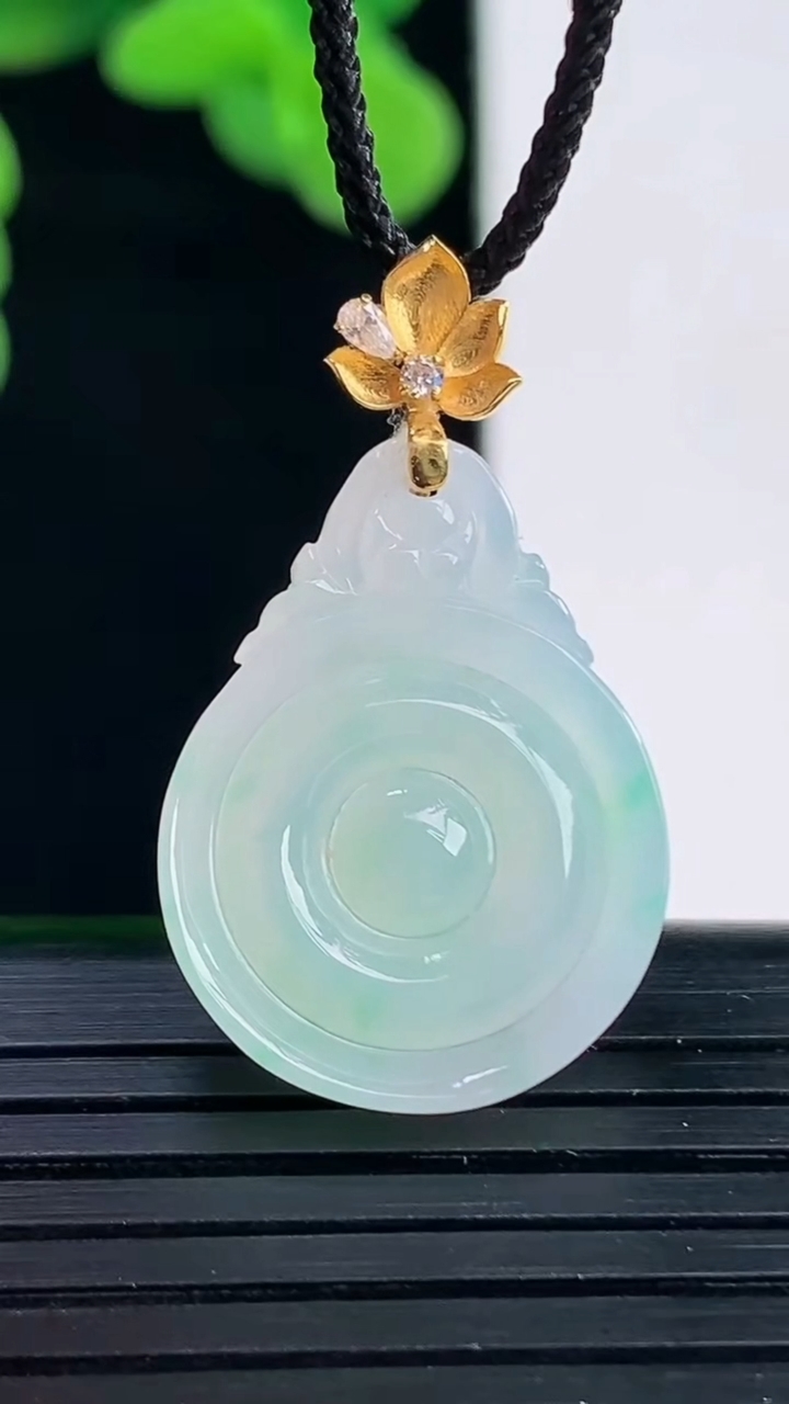 天然A货翡翠福贝吊坠尺寸29.4-17.1-3.5重量:2.23g
4月11日