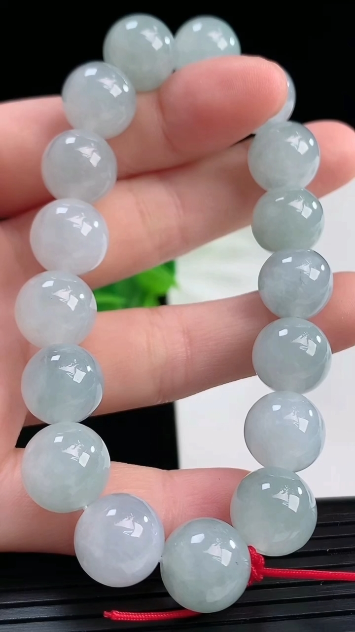 天然A货翡翠圆珠手串尺寸11-17颗重量:45.85g4月11日
工厂直销收藏佳品,种好水足，色泽均