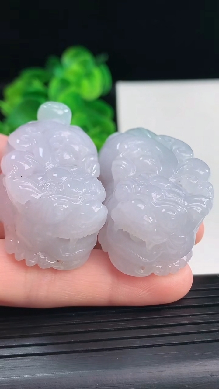 天然A货翡翠貔貅吊坠一对尺寸46.4-25.1-19.7重量101.54g
4月11日