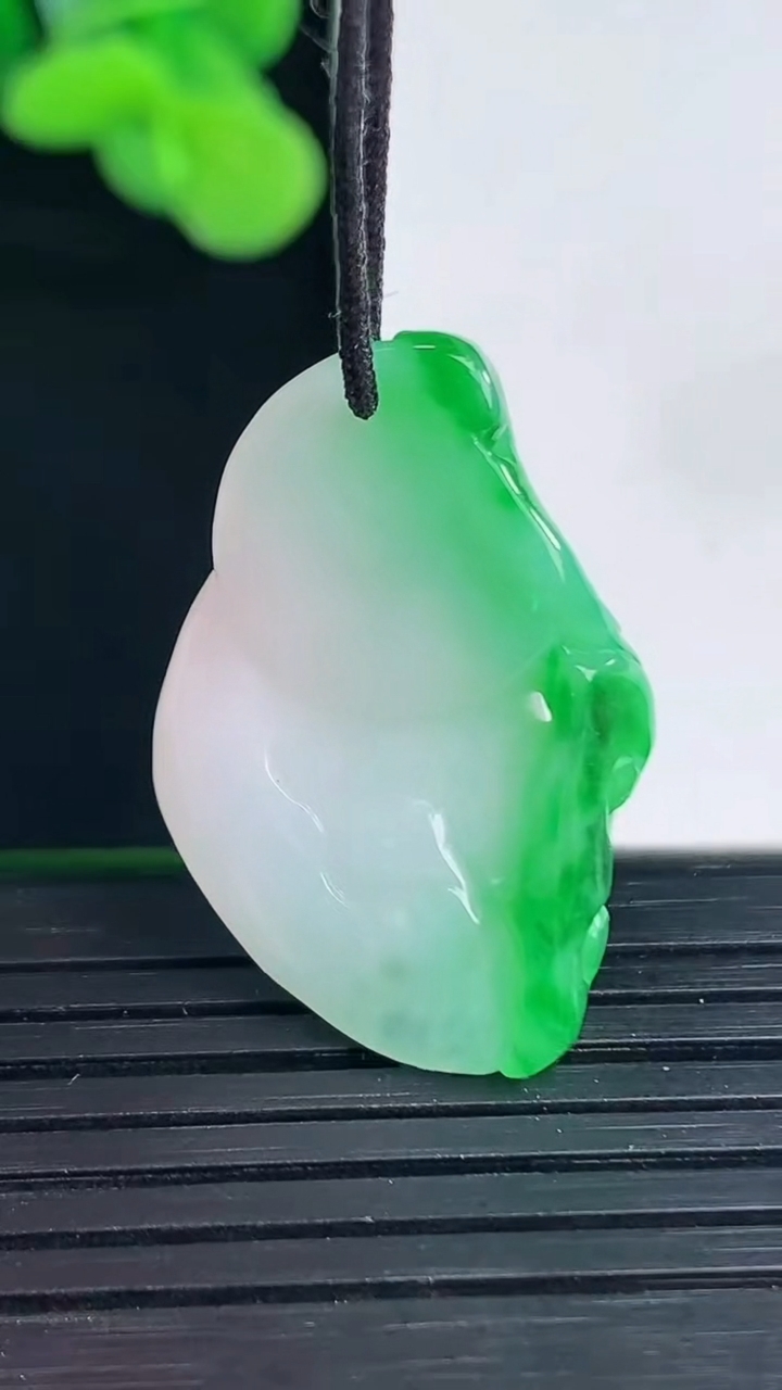 天然A货翡翠逍遥佛吊坠尺寸28-18.7-8.2重量:6.58g
4月11日