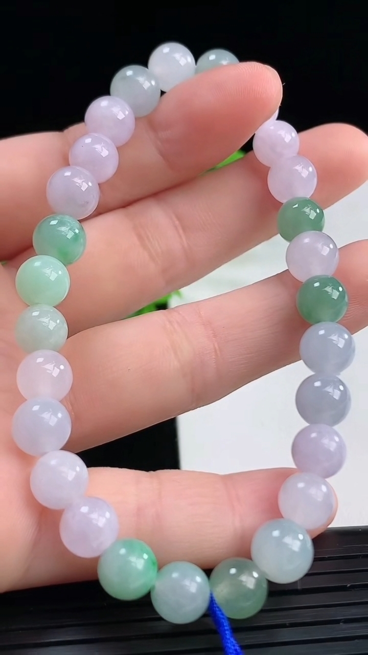 天然A货翡翠圆珠手串尺寸7.2-27颗重量:18.65g4月11日
工厂直销收藏佳品,种好水足，色泽均匀，有种有色，上手高大气！