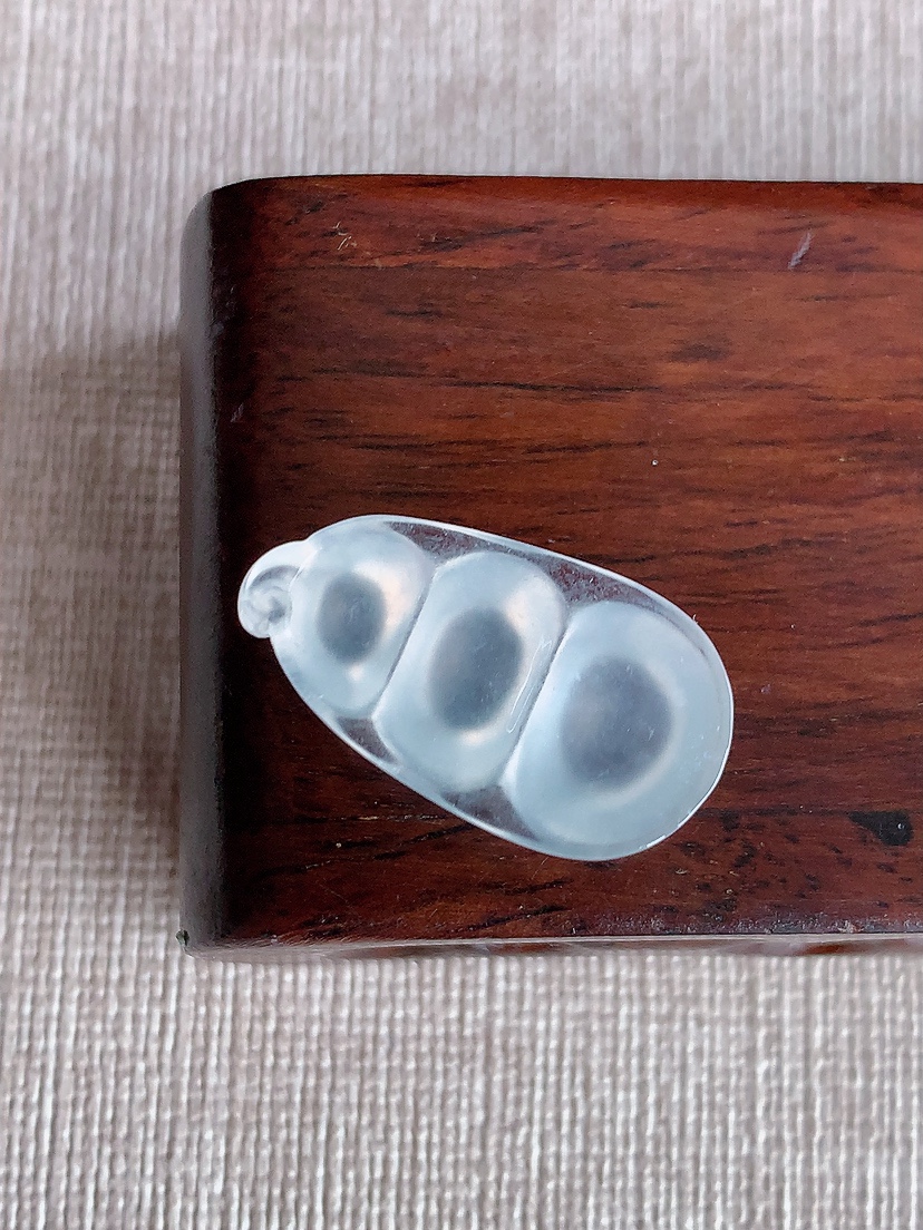 天然A货翡翠白冰白月光四季豆福豆平安豆镶嵌件 
尺寸24.4-13.5-6mm 重量2.83g 04