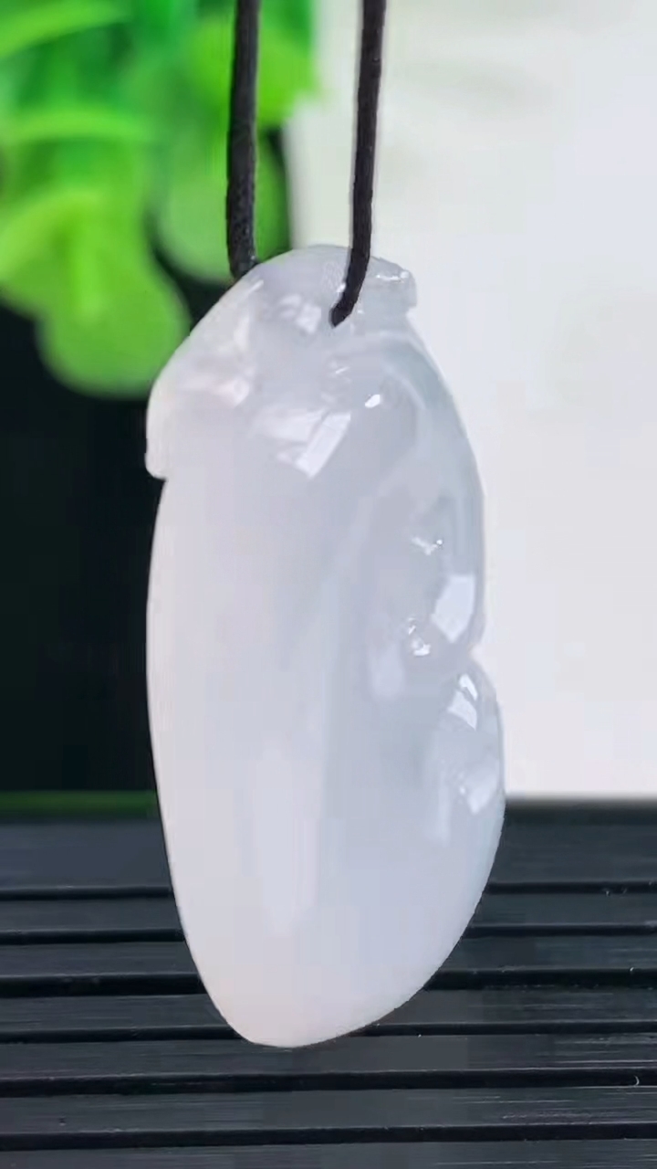 天然A货翡翠如意吊坠尺寸34.4-17.9-6重量:7.97g
4月11日