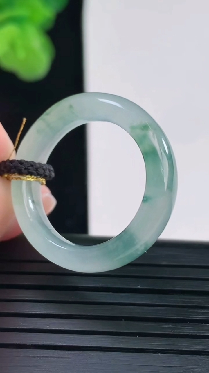 天然A货翡翠飘花指环戒指尺寸18.7-5.3-3.6重量:4.08g2026年4月11日
工厂直销收藏佳品,种好水足，色泽均匀，有种有色，上手高大气！