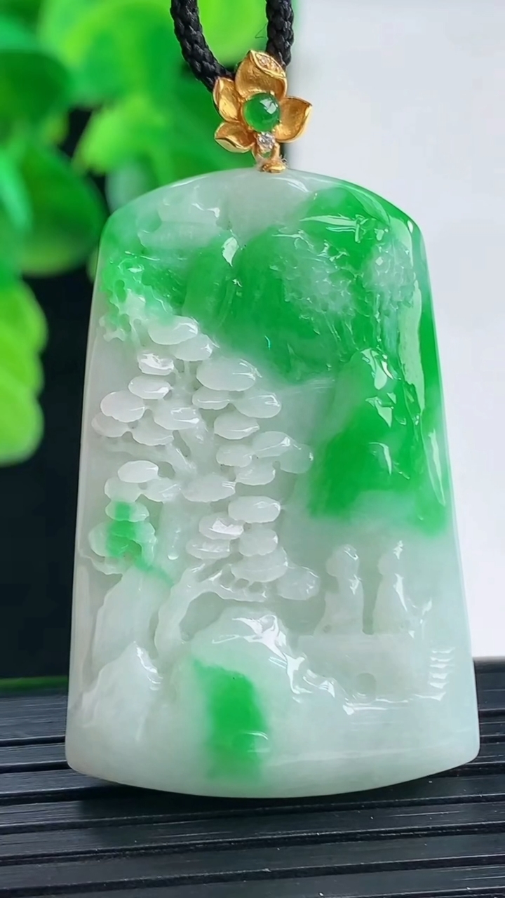 天然A货翡翠山水牌吊坠尺寸41.1-27-7.7重量:17.41g
4月11日