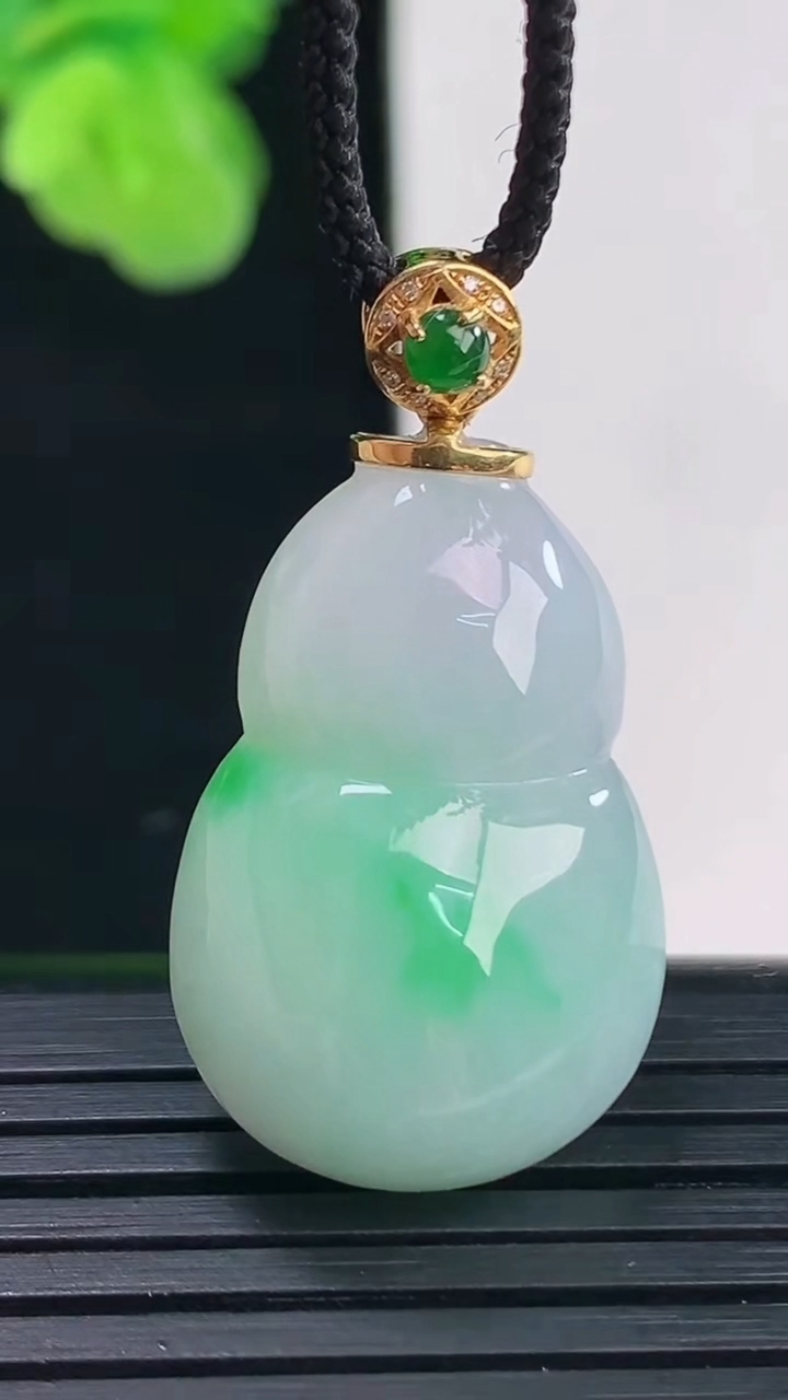 天然A货翡翠葫芦吊坠尺寸27.6-18.2-8.3重量:7.41g
4月11日