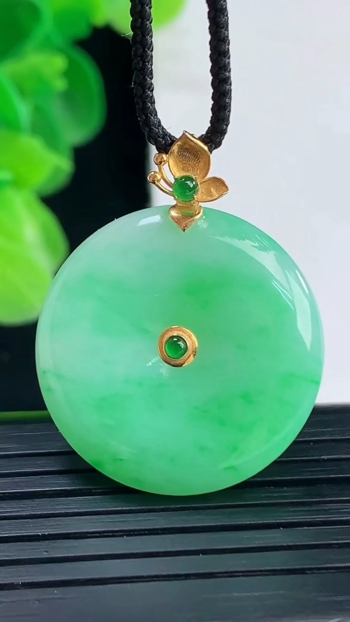 天然A货翡翠平安扣吊坠尺寸25.7-5.3重量:8.06g
4月11日