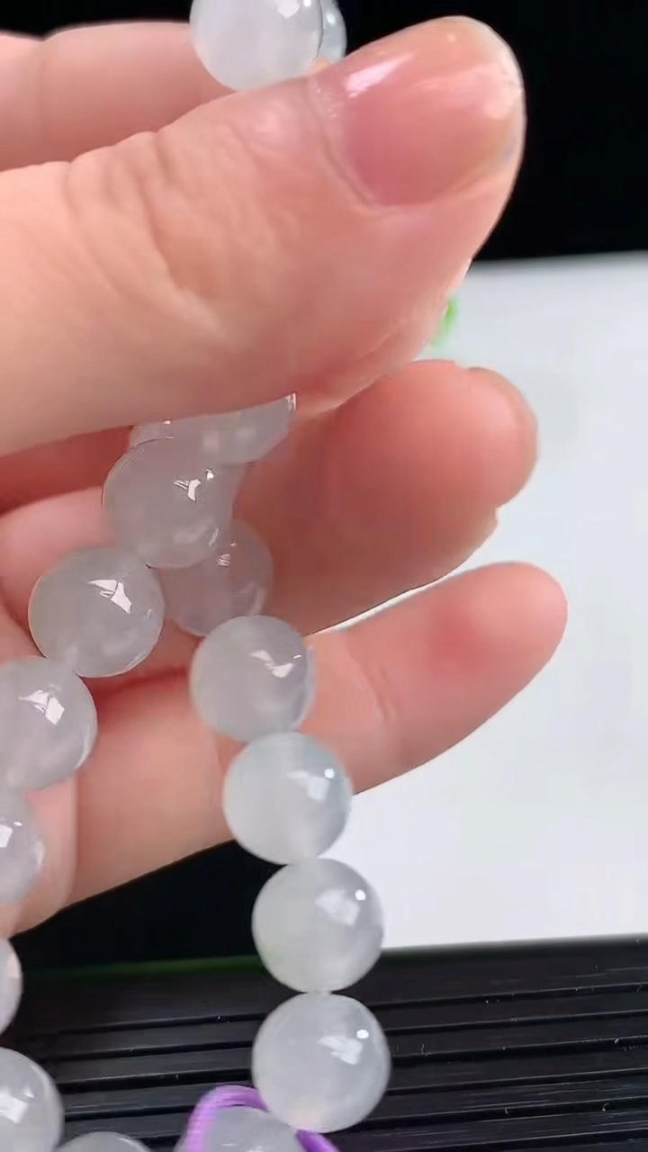 天然A货翡翠飘花圆珠手串尺寸8.3-23颗重量:24.27g4月11日
工厂直销收藏佳品,种好水足，色泽均匀，有种有色，上手高大气！