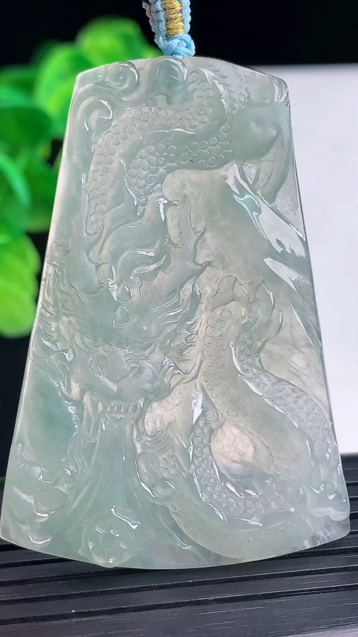 天然A货翡翠龙牌吊坠尺寸57.4-39.3-5.3重量:21.78g
4月11日