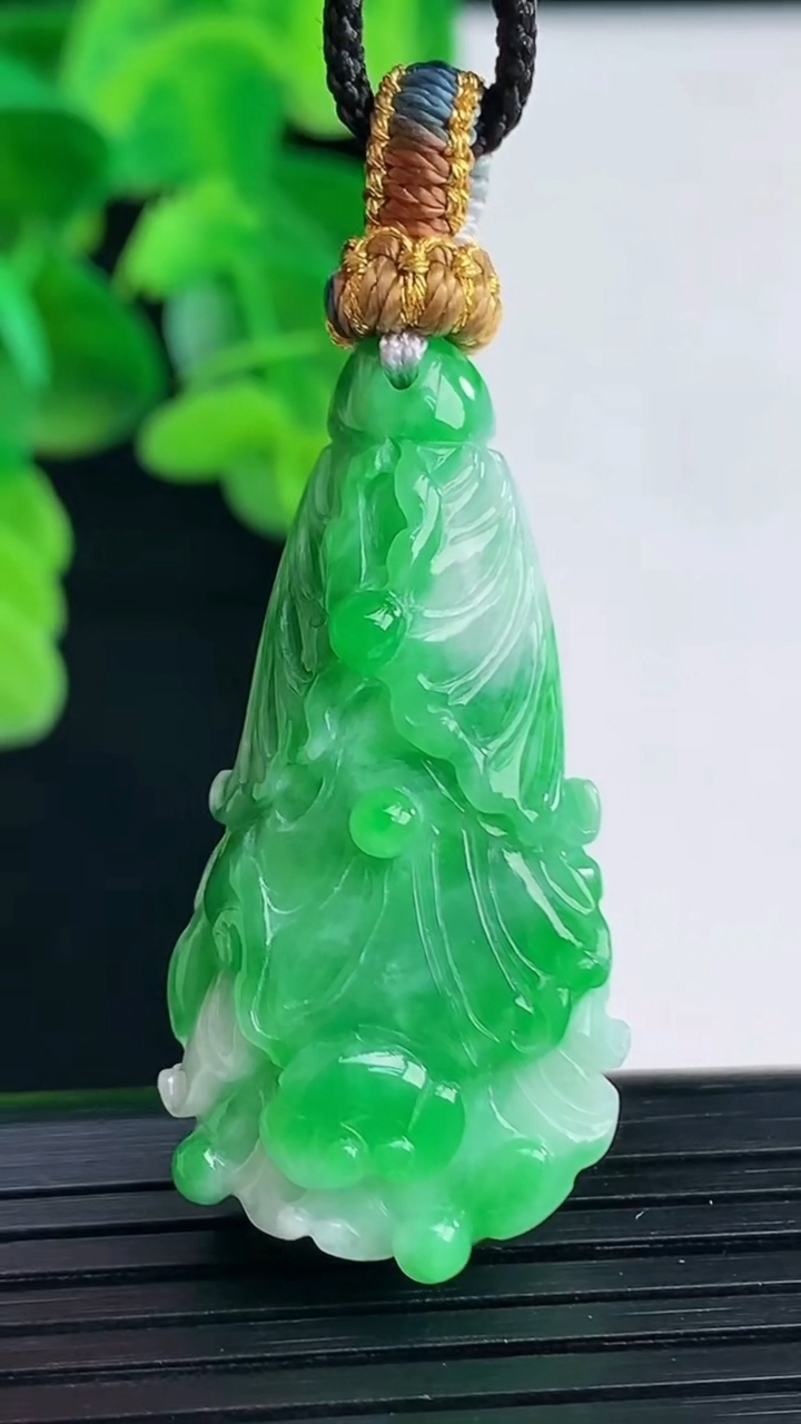 天然A货翡翠白菜吊坠尺寸39-19.9-12重量:12.26g
4月11日