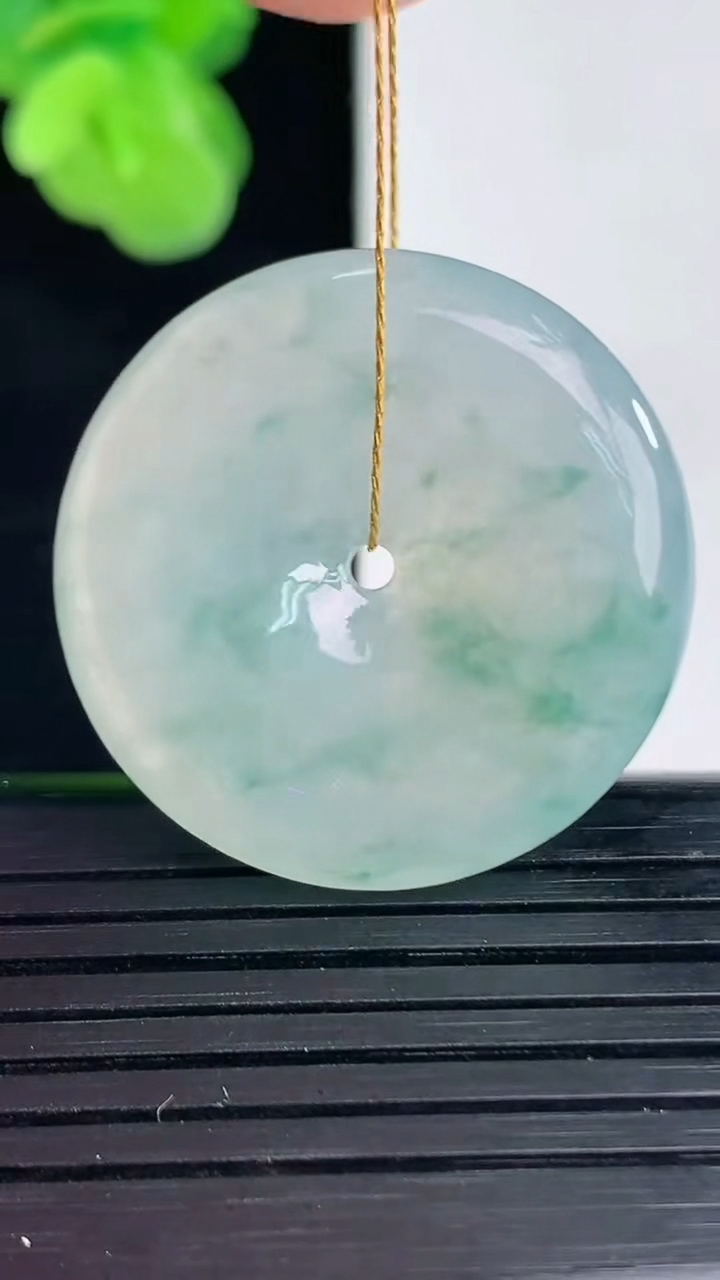 天然A货翡翠飘花平安扣吊坠尺寸28.3-5.5重量:10.00g
4月11日