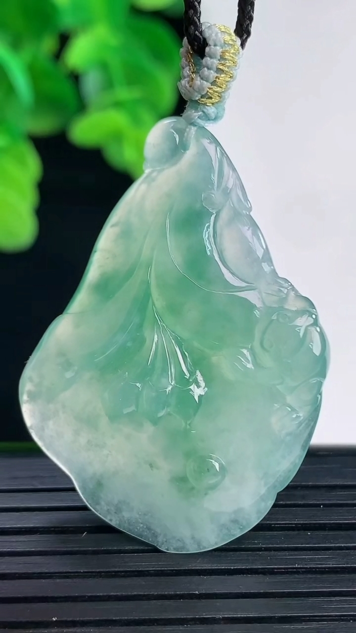 天然A货翡翠玉兰花吊坠尺寸42-28.6-5.4重量:10.40g
4月11日