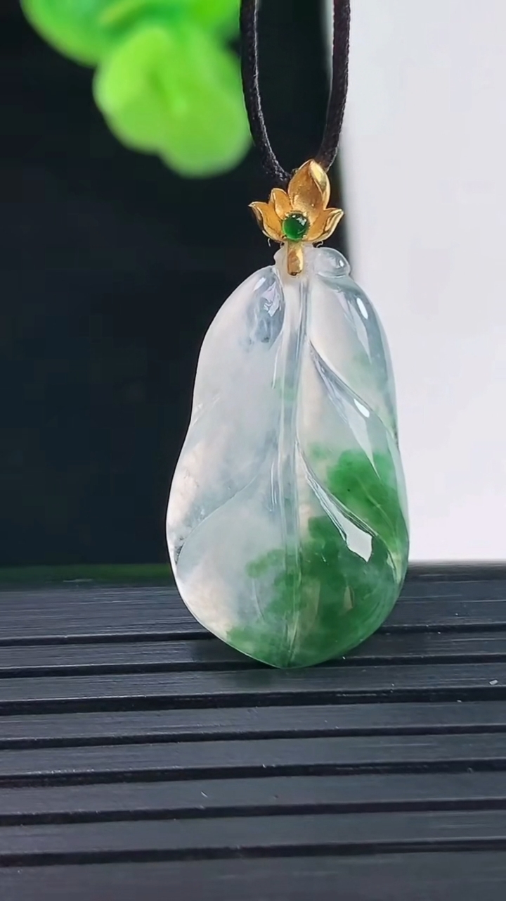 天然A货翡翠18K金飘花金枝玉叶 叶子吊坠尺寸29.8-14.6-3.2重量:2.02g
4月11日