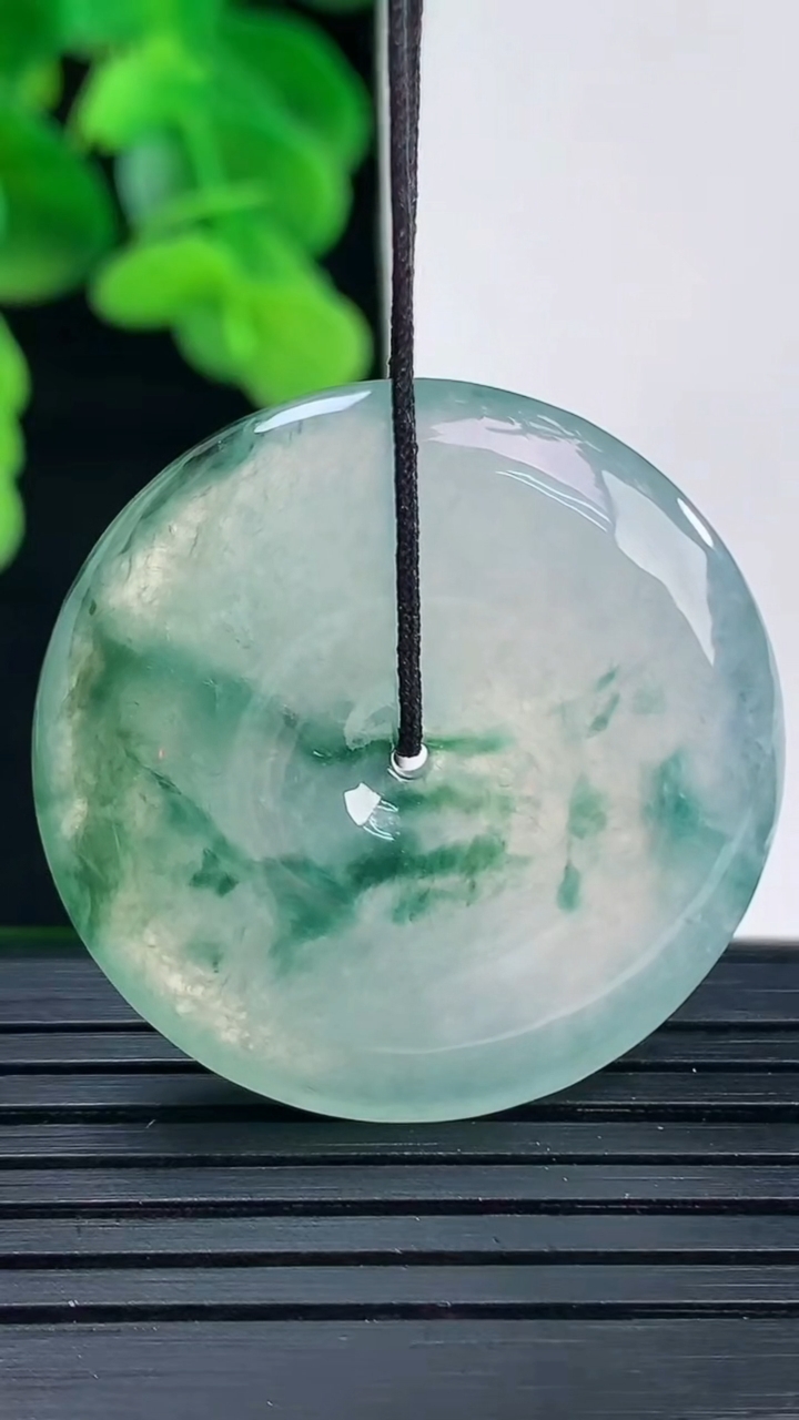 天然A货翡翠种飘花平安扣吊坠尺寸32-5.6重量:12.66g
4月11日