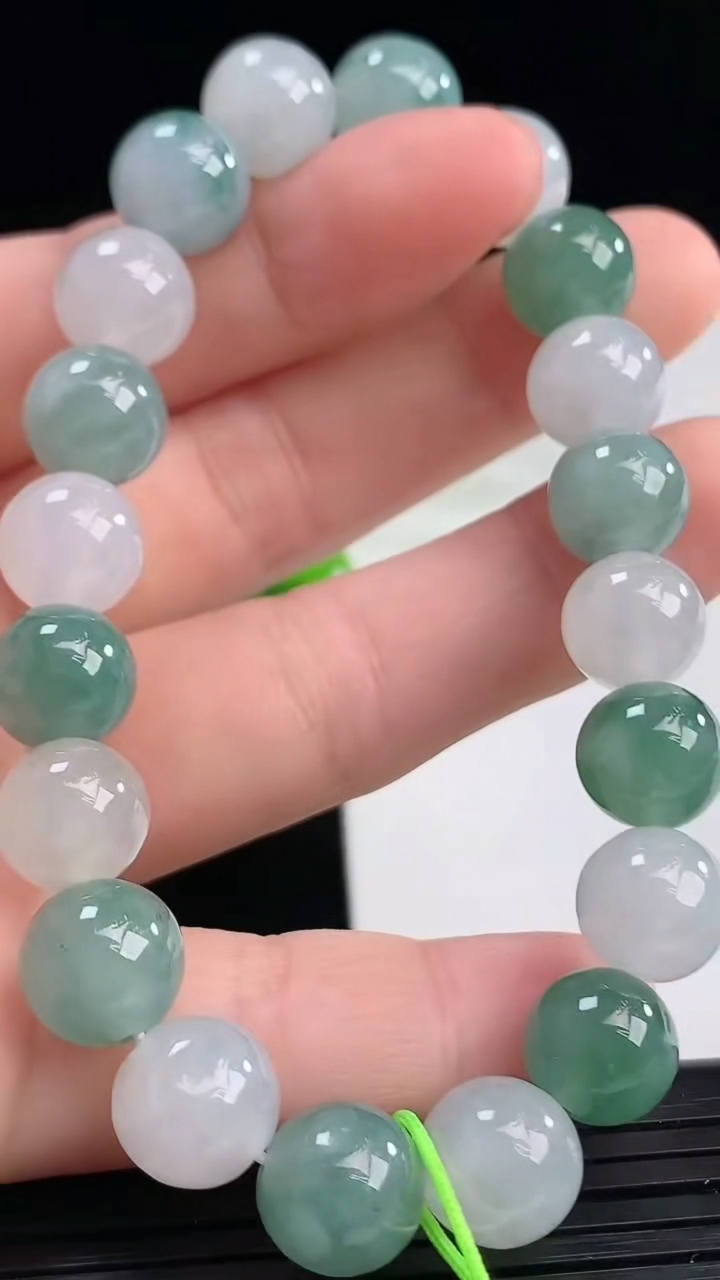 天然A货翡翠圆珠手串尺寸9-20颗重量:30.12g4月11日
工厂直销收藏佳品,种好水足，色泽均匀，有种有色，上手高大气！