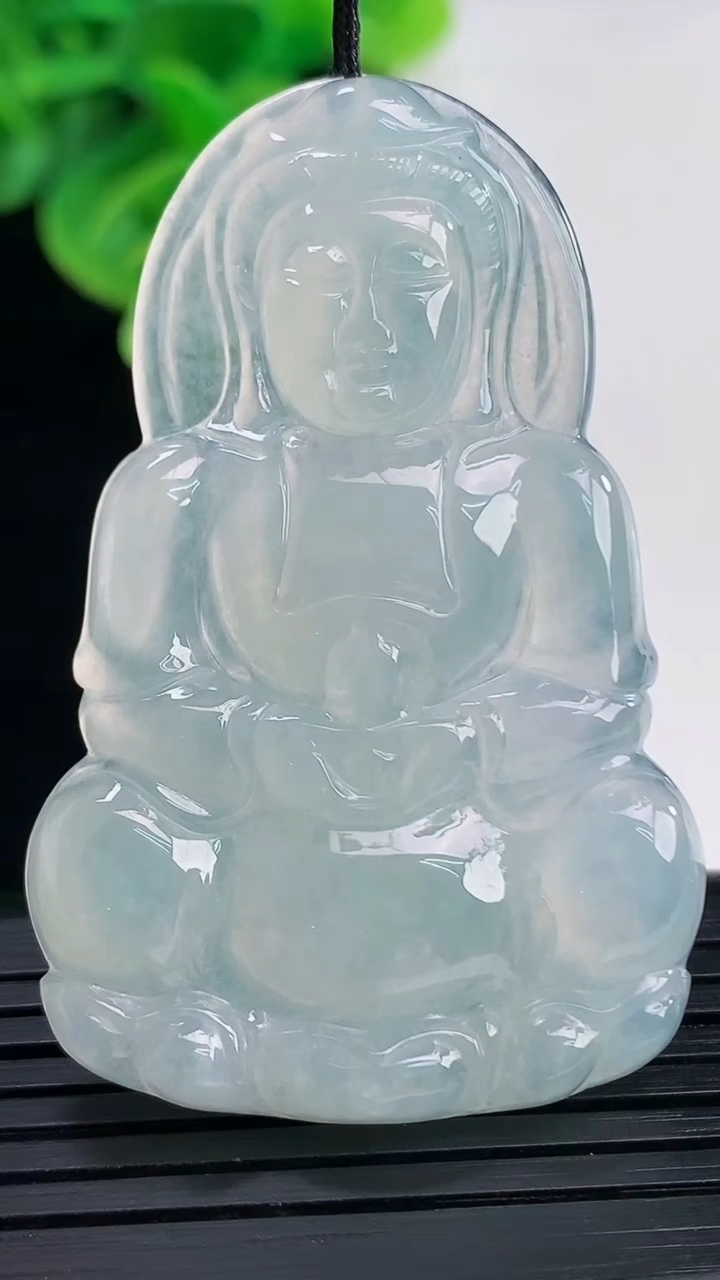 天然A货翡翠观音菩萨吊坠尺寸51.7-33.6-4.7重量:15.19g
4月11日