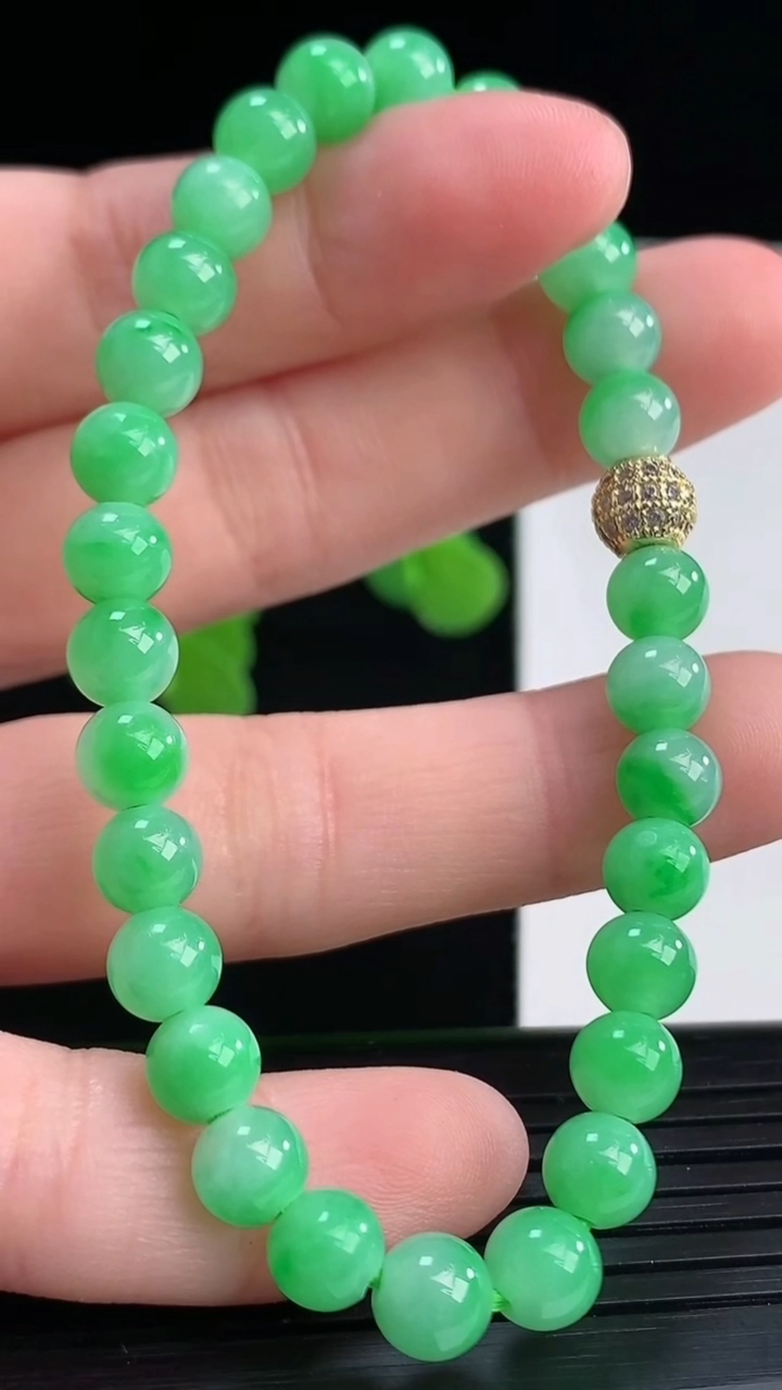 天然A货翡翠圆珠手串尺寸6.1-29颗重量:11.72g4月11日
工厂直销收藏佳品,种好水足，色泽