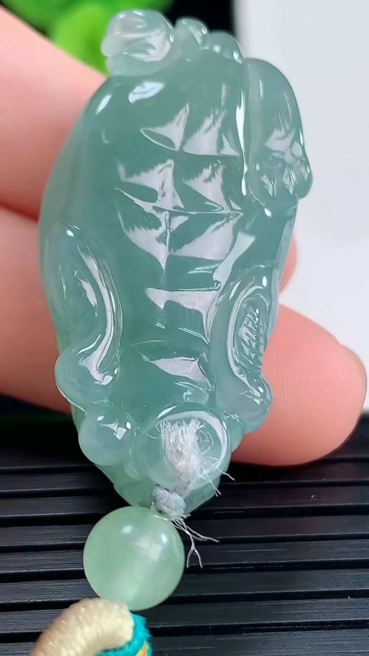 天然A货翡翠龙龟吊坠尺寸37-18.2-14.1重量:18.35g
4月11日