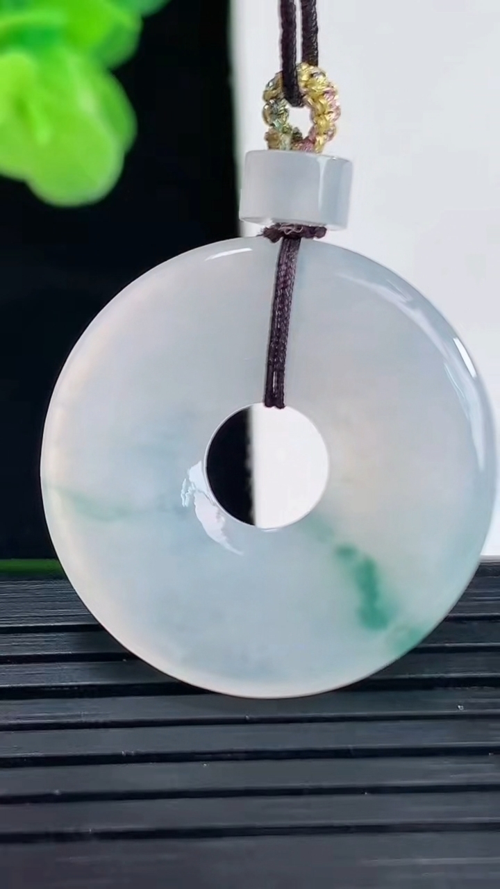 天然A货翡翠飘花平安环吊坠尺寸27-3.6重量:6.07g
4月11日