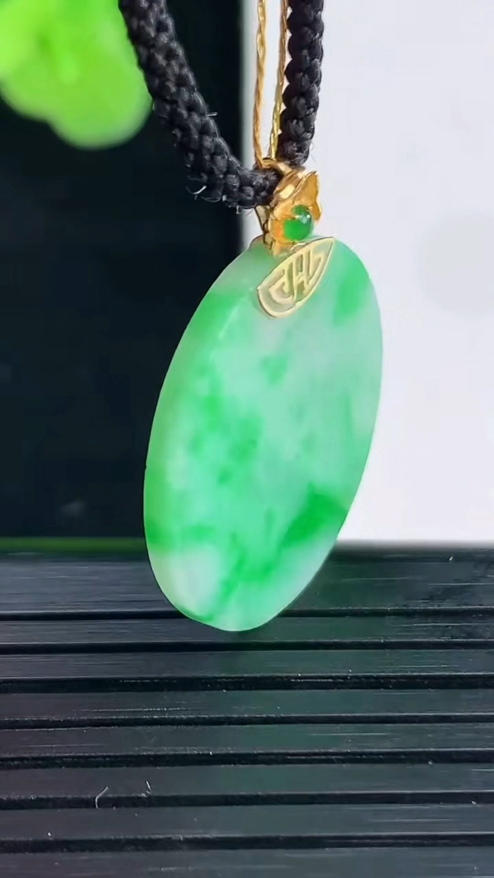 天然A货翡翠无事牌吊坠尺寸22.5-1.9重量:3.07g
4月11日