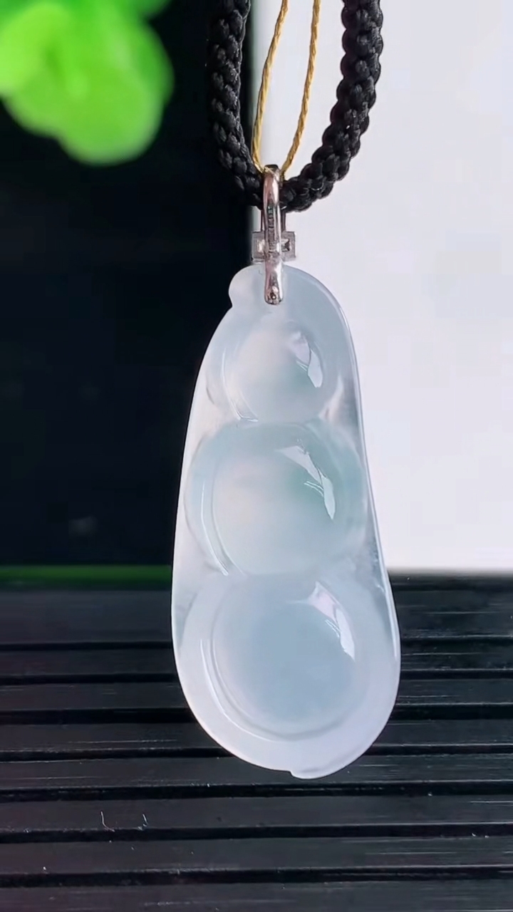 天然A货翡翠18K金飘花福豆吊坠尺寸33.3-11.8-4.8重量:2.67g
4月11日