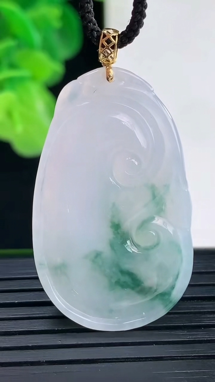 天然A货翡翠18K金飘花如意吊坠尺寸36.3-21.8-5.4重量:8.58g
4月11日