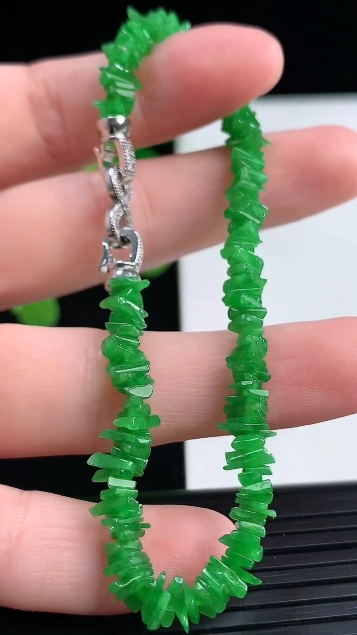 天然A货翡翠原石手串尺寸4.3-3.3-1.5重量:6.51g4月11日
工厂直销收藏佳品,种好水足，色泽均匀，有种有色，上手高大气！