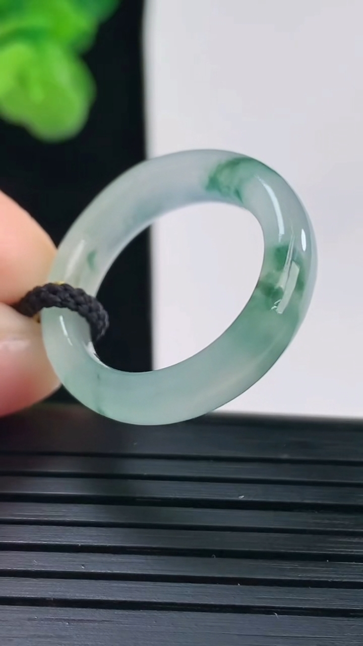 天然A货翡翠飘花指环戒指尺寸18.7-5.3-3.6重量:4.08g2026年4月11日
工厂直销收