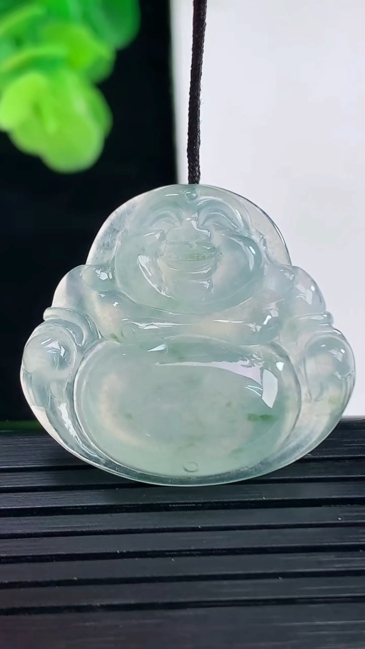 天然A货翡翠冰种飘花佛公吊坠尺寸28.4-30.9-4.8重量:7.05g
4月11日