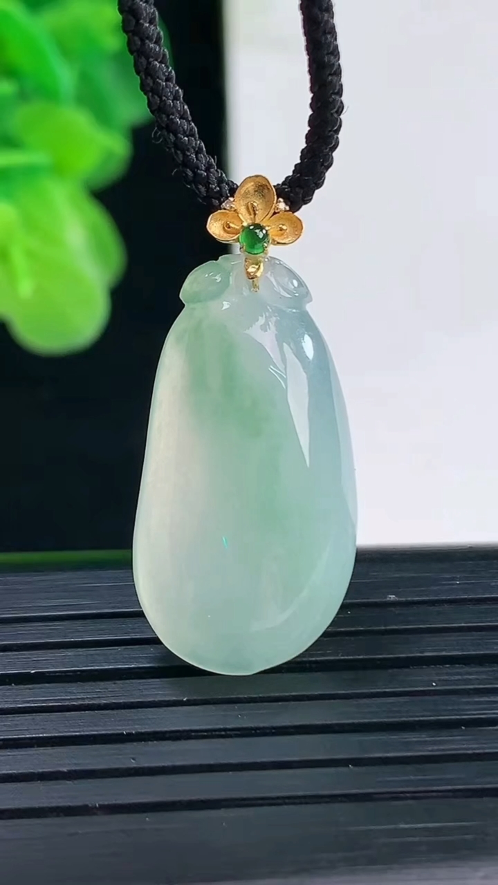 天然A货翡翠福瓜吊坠尺寸31-13.8-5.5重量:4.27g
4月11日