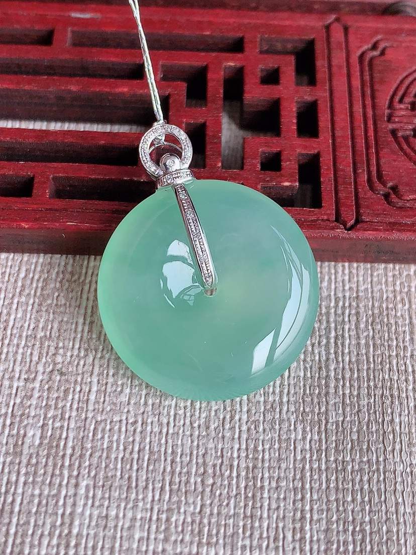 天然A货翡翠18K金镶嵌满绿晴绿平安扣吊坠 
尺寸30.2-23.6-5.5mm 重量6.75g 0410