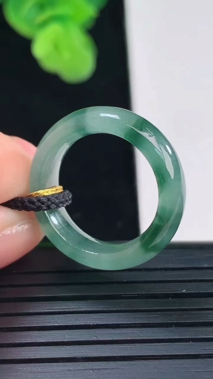 天然A货翡翠飘花指环戒指尺寸17.1-5.9-3.6重量:3.65g2026年4月11日
工厂直销收