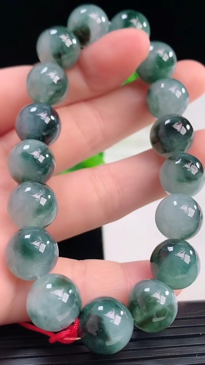 天然A货翡翠飘花圆珠手串尺寸11.4-17颗重量:44.97g4月11日
工厂直销收藏佳品,种好水足，色泽均匀，有种有色，上手高大气！