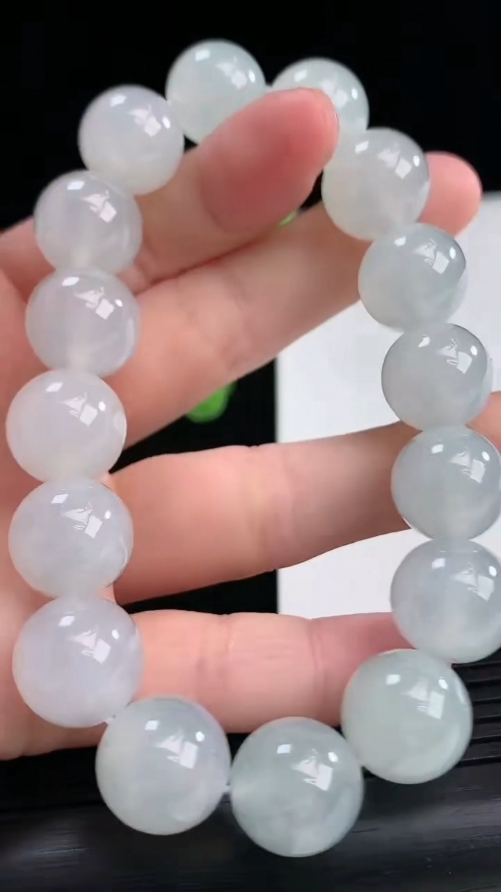 天然A货翡翠圆珠手串尺寸13-16颗重量:62.49g4月11日
工厂直销收藏佳品,种好水足，色泽均匀，有种有色，上手高大气！